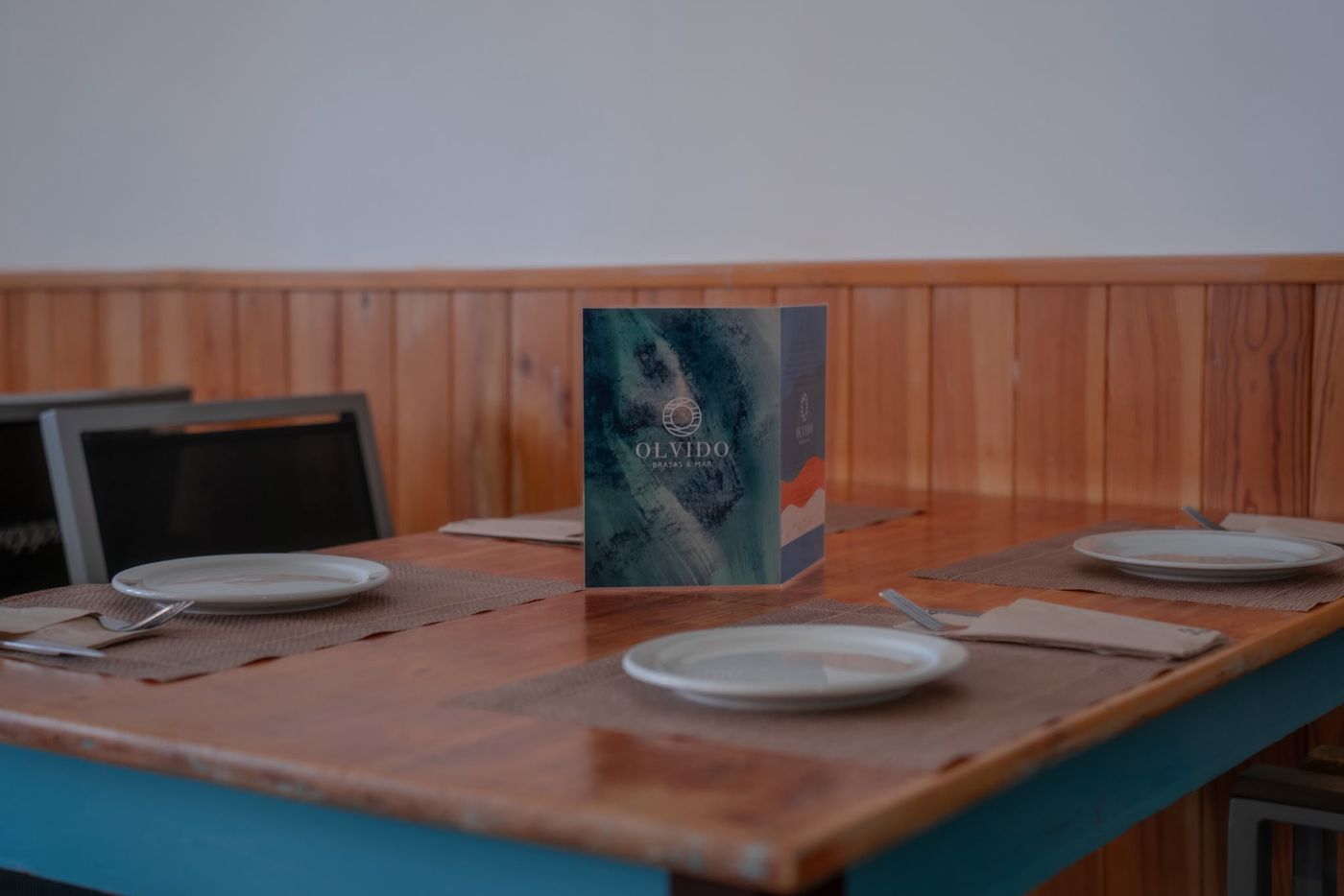 Comedor interior de Olvido Beach con luz natural